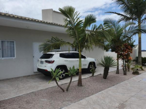 Casa de três dormitórios com piscina, 30 mt da praia